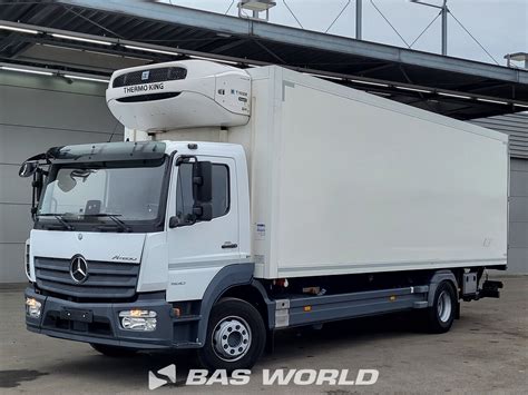 Camion frigorifero Mercedes-Benz in sosta operativa