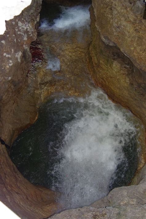 Dettaglio di una marmitta dei giganti nel Canyon Rio Sass