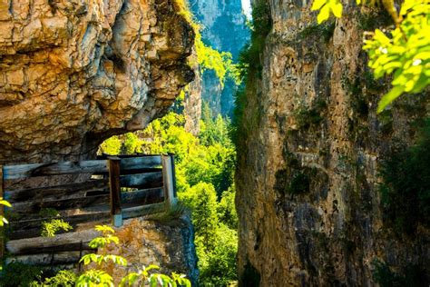 Dettaglio della diga in tronchi nel Canyon Rio Sass