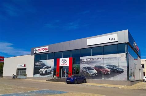 Immagine di una concessionaria Toyota con auto ibride esposte