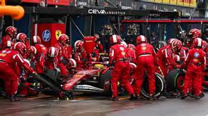 Immagine di un team di meccanici al lavoro in un box di Formula 1