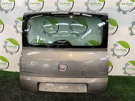 Vista posteriore Fiat Multipla con ampio portellone