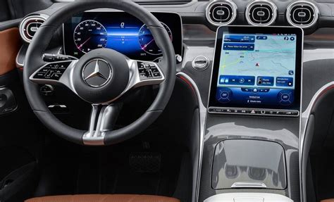 Interni Mercedes GLC con doppio display
