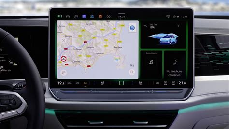 Plancia della Volkswagen Passat R-Line con schermo infotainment