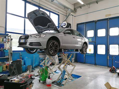Officina meccanica moderna con attrezzature avanzate