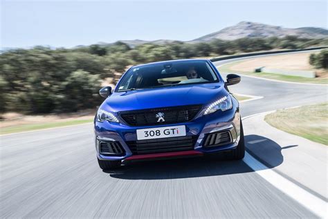 Peugeot 308 GTi by Peugeot Sport in azione su una strada tortuosa