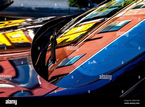 Dettaglio di un'auto lucidata con riflessi perfetti