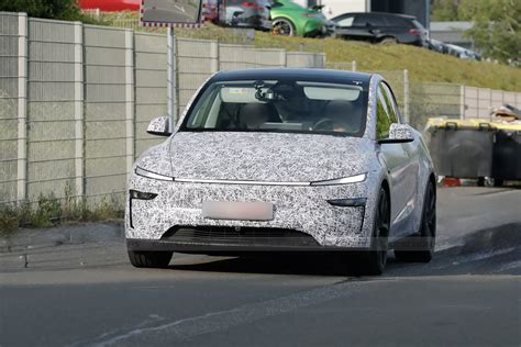Tesla Model Y vista frontale