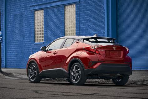 Toyota C-HR profilo laterale con linee sportive