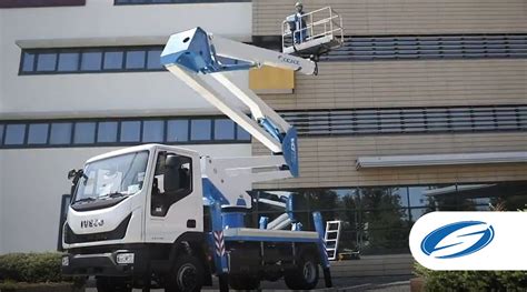 Un camion con piattaforma aerea in azione