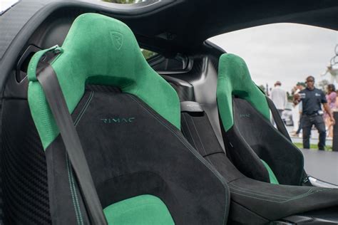 Interni di lusso con dettagli in Alcantara e pelle cucita a mano