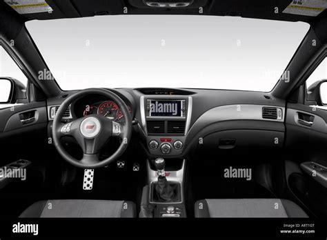 Interni di una Subaru WRX STI con cruscotto sportivo