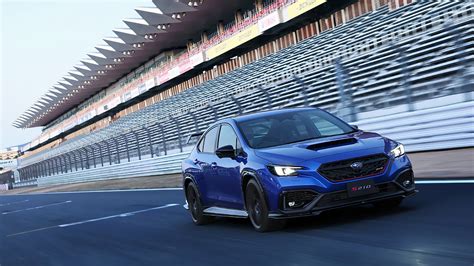 Subaru WRX STI in un contesto urbano moderno