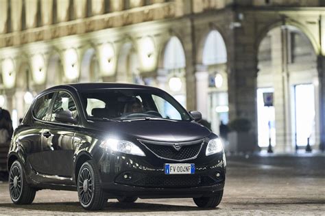 Veduta frontale e laterale della Lancia Ypsilon Black and Noir che mette in risalto il contrasto cromatico