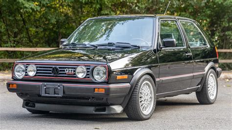 Volkswagen Golf GTI Mk2 nera con kit estetico