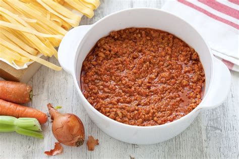 Una pentola di ragù alla bolognese che sobbolle lentamente