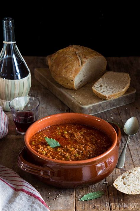 Una ciotolina di ragù assaggiato su un crostone di pane