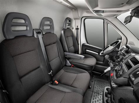Interno del Fiat Ducato con particolare sui sedili e la console centrale