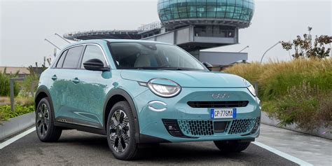 Vista frontale della nuova Fiat 600 elettrica in ambiente urbano