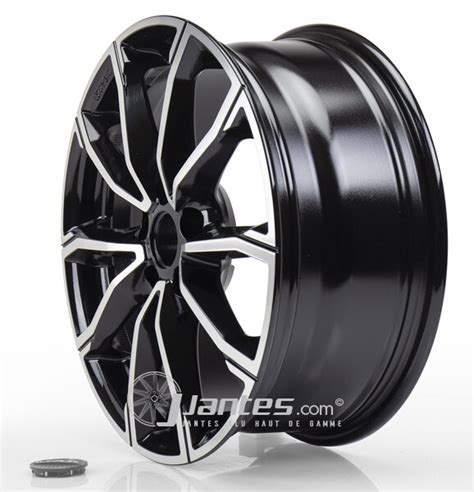 Cerchi in lega MAK Wolf Gloss Black da 19 pollici montati su un SUV