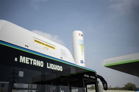 monovolume a metano presso una stazione di rifornimento