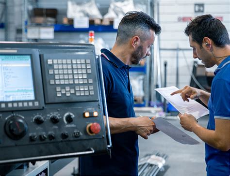 officina meccanica durante i 110 controlli di qualità