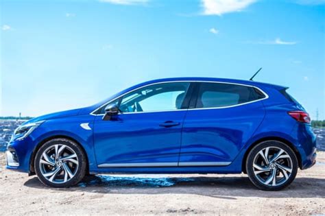 Renault Clio parcheggiata su una superficie piana con cunei alle ruote