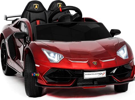 Bambino che guida una macchinina elettrica Porsche