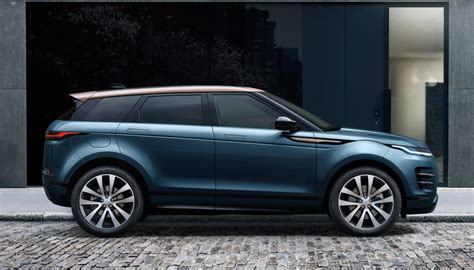 Logo Landwind e una Range Rover Evoque per evidenziare la somiglianza stilistica