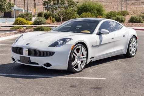 Fisker Karma in un contesto urbano
