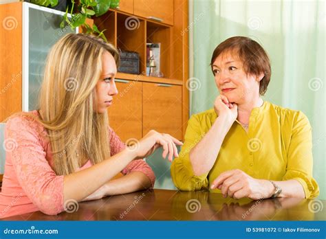 madre che parla con la figlia