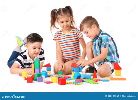 bambini che giocano insieme