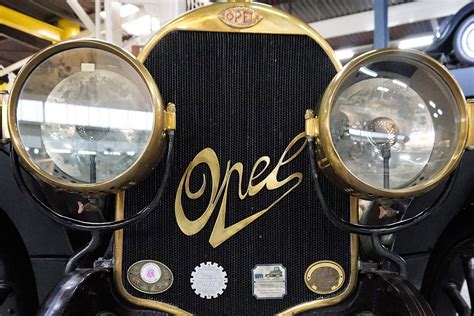 Adam Opel con una macchina da cucire e un velocipede