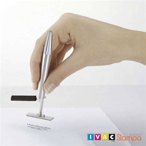 Icona di un documento con una penna e un timbro, che rappresenta la formalizzazione della vendita