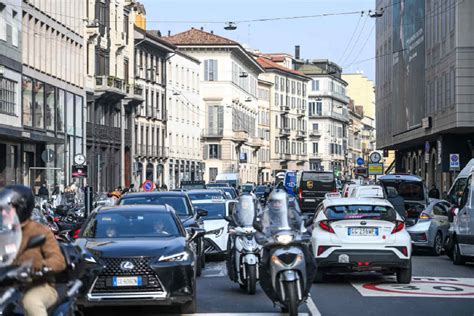veduta aerea di una metropoli europea con traffico e aree pedonali