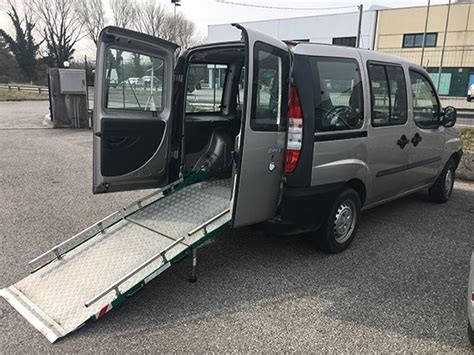 Rampa manuale a due pezzi per accesso carrozzina nel Fiat Doblò