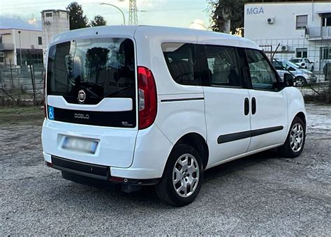Illuminazione LED integrata per pianale ribassato Fiat Doblò