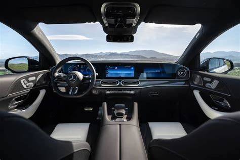 Interni della Mercedes-Benz GLE Coupé con display MBUX e sistema Harman/Kardon
