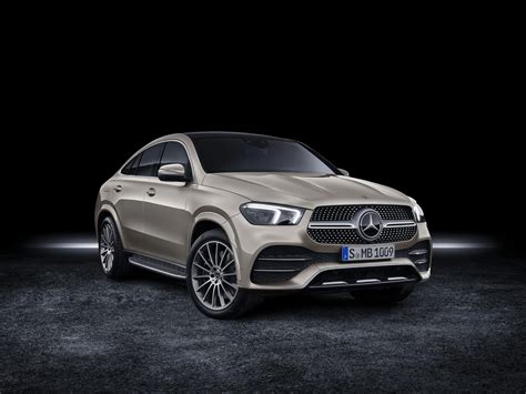 Mercedes-Benz GLE Coupé 350 d 4MATIC in curva su strada di montagna