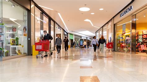 Interno della nuova galleria commerciale con negozi