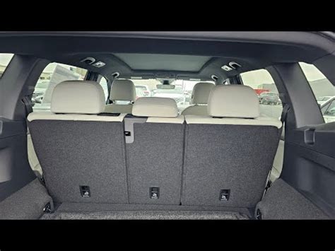 Vista interna di un Volkswagen Touareg con sedili posteriori abbassati