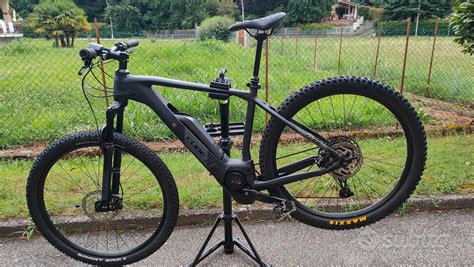 Bicicletta Cube Reaction Hybrid con ruota anteriore smontata