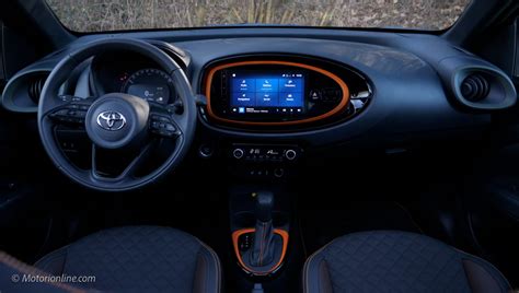 Interni Toyota Aygo X con display infotainment
