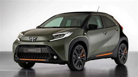 Toyota Aygo X in ambiente urbano con persone