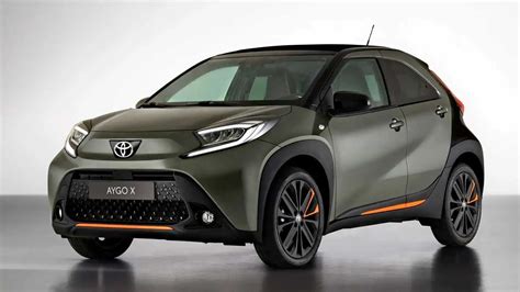 Panoramica laterale di Toyota Aygo X in un ambiente naturale