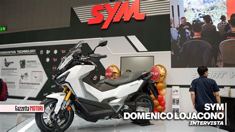 Interno di un concessionario SYM con diversi modelli esposti