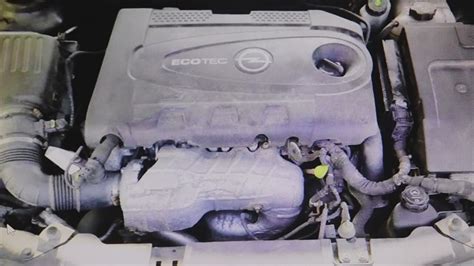 Opel Zafira in panne con cofano aperto