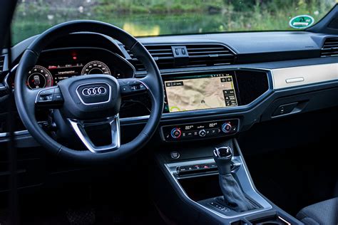 Interni Audi Q3 Sportback con schermi digitali