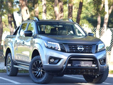 Dettaglio frontale del Nissan Navara Tekna con fari a LED