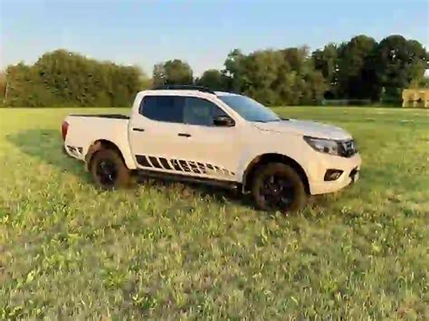 Nissan Navara in una strada di campagna
